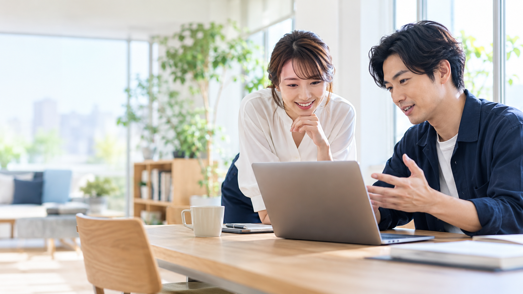 架空の大人たちが明るい仕事場で一緒にアイデアを考えるAI生成イメージ
